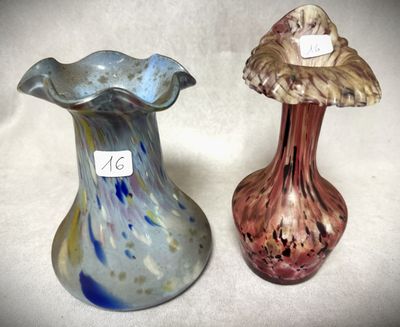 deux vases posés l'un à côté de l'autre sur une table
