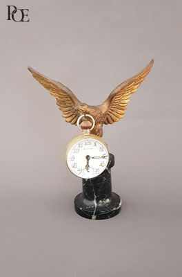 une horloge sur pied, surmontée d'un aigle