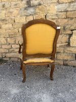 Fauteuil en bois mouluré et sculpté à décor de fleurettes. (photo 2)