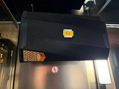 une photo d'un four à pizza sur lequel est collé un autocollant