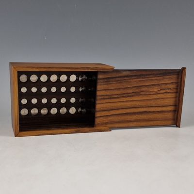une petite boîte en bois percée de nombreux trous