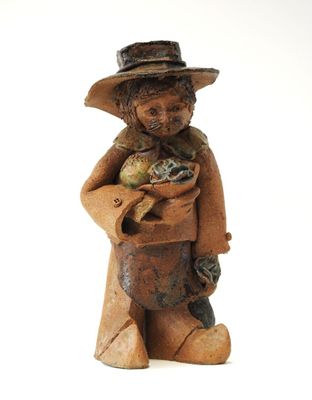 figurine représentant un homme coiffé d'un chapeau, tenant un oiseau dans ses mains