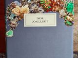 un livre sur lequel sont posés plusieurs bijoux, posé sur une table