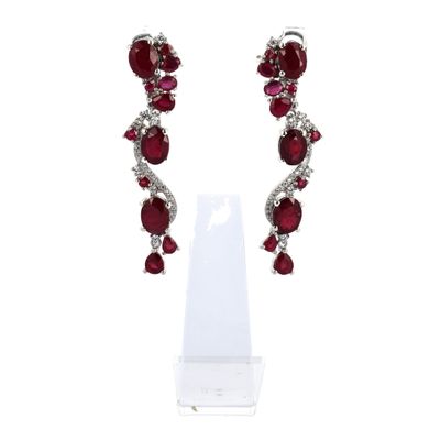une paire de boucles d'oreilles en rubis et diamants
