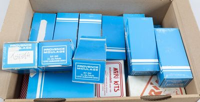 une boîte remplie de boîtes contenant des objets bleus et blancs