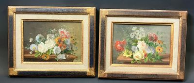 deux tableaux représentant des fleurs, encadrés de bois, posés sur une table