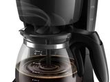 gros plan d'une cafetière sur fond blanc