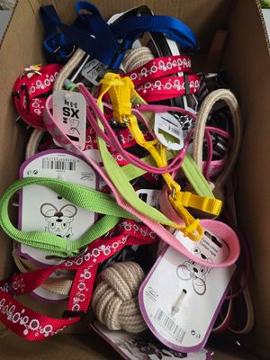 une boîte en carton remplie d'articles divers à vendre