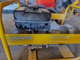 une machine jaune posée sur le sol