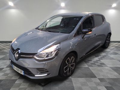 une voiture argentée garée dans un garage au sol en damier