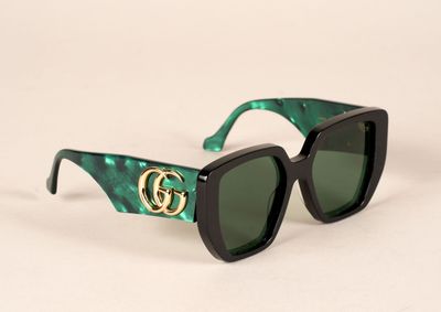 gros plan d'une paire de lunettes de soleil sur une surface blanche