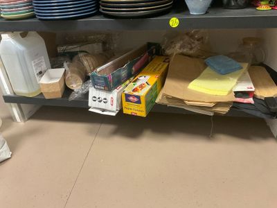 une étagère sur laquelle sont posées de nombreuses assiettes et d'autres objets