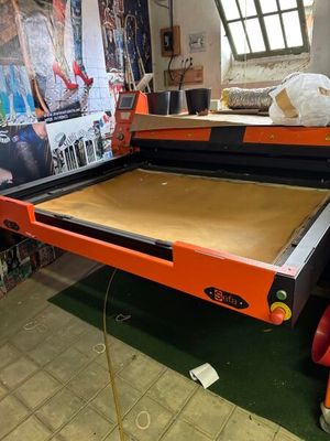 une grande machine installée dans une pièce