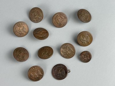 un grand nombre de pièces qui se trouvent sur une surface blanche