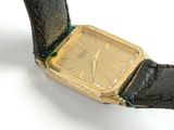 une montre posée sur un bracelet en cuir noir