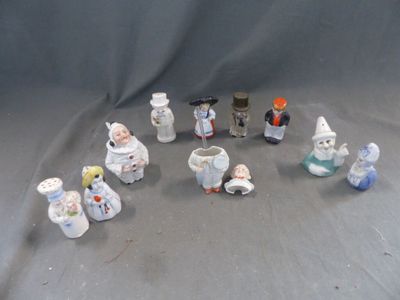 de nombreuses figurines de personnes assises sur une table