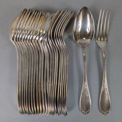 beaucoup de cuillères et de fourchettes en argent sur la table