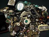 un tas de bijoux variés posés sur une surface noire
