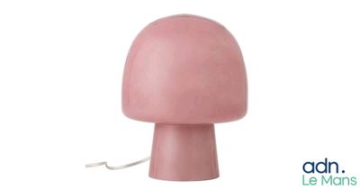 une lampe rose en forme de champignon sur fond blanc