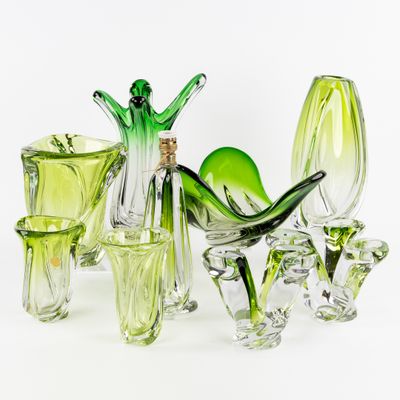 vases en verre de différentes couleurs sur une surface blanche