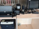 un bureau sur lequel sont posés tout un tas d'appareils électroniques