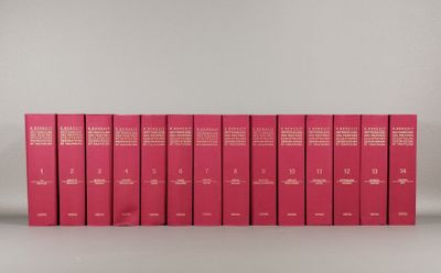 une rangée de livres roses empilés les uns sur les autres