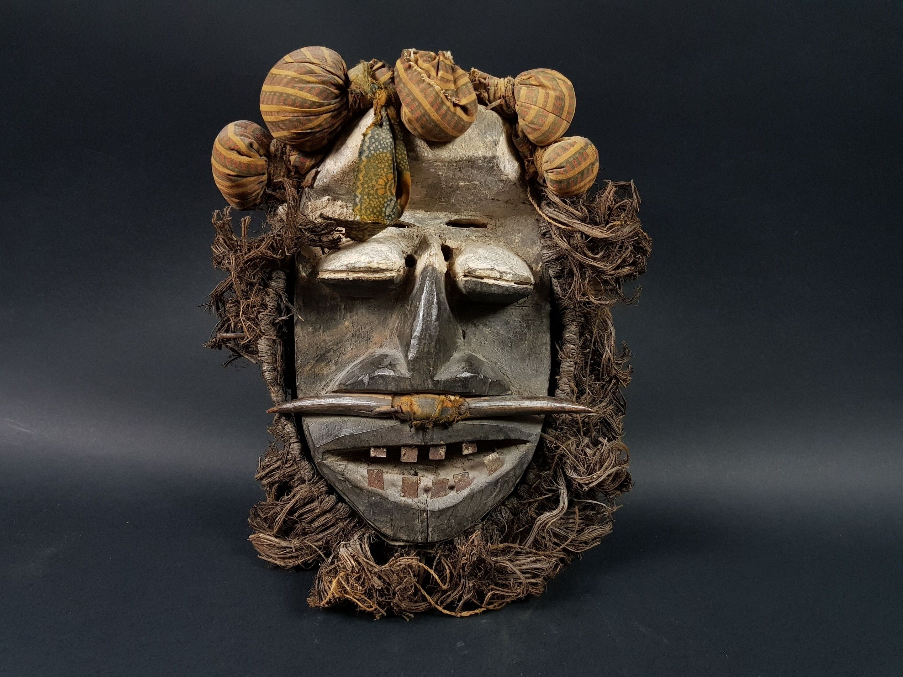 Masque Wé / Guere ancien en bois et fibres - Côte d'Ivoire