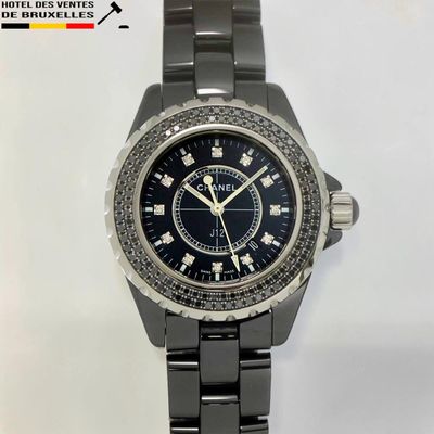 gros plan d'une montre sur une surface blanche