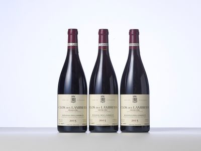 trois bouteilles de vin posées sur une table l'une à côté de l'autre