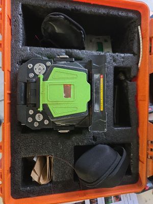un étui orange contenant un niveau laser vert