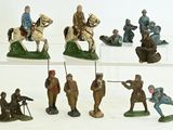 de nombreuses figurines de soldats exposées sur une surface blanche