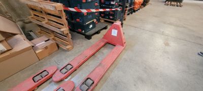 Les cartons et les palettes sont empilés sur des palettes dans un entrepôt.