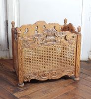 PANETIERE en bois naturel mouluré et sculpté à décor de fleu…