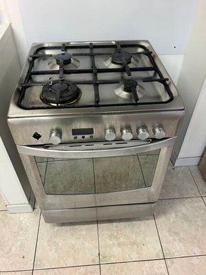 une cuisinière en acier inoxydable équipée de deux feux et d'un four intégré