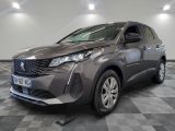 la voiture grise est garée sur un sol en damier dans le garage