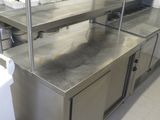 plans de travail en acier inoxydable dans une cuisine professionnelle équipée d'une poubelle