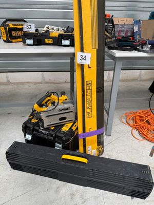 un poteau jaune et noir surmonté d'outils
