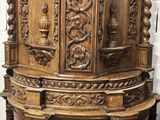 un meuble en bois avec des sculptures dans une pièce