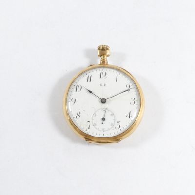 gros plan d'une montre de poche en or sur une surface blanche