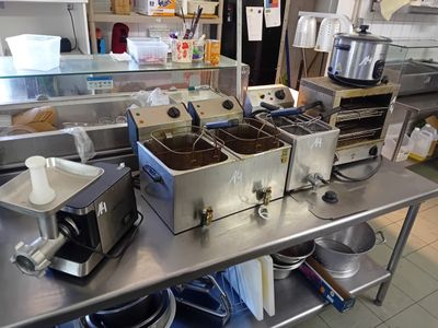 1 salamandre HORECA, 1 cuiseur de pates METRO, 1 friteuse do…