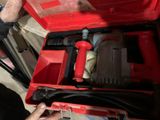 une boîte à outils rouge avec des outils à l'intérieur