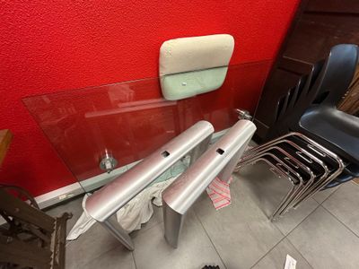 Table avec plateau en verre, base en acier inoxydable. H_160…