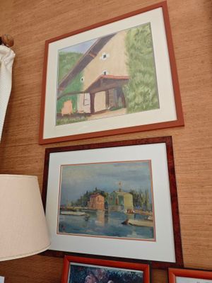 des tableaux accrochés au mur au-dessus d'une lampe et des tableaux accrochés au mur