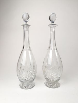 paire de carafes en cristal taillé avec bouchons en argent