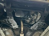 vue du dessous d'une voiture dont le tuyau d'échappement et le silencieux sont cassés