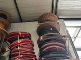 de nombreux paniers, les uns à côté des autres, sur une étagère dans une pièce