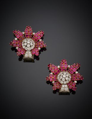 une paire de boucles d'oreilles à clip en rubis et diamants