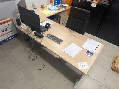 un bureau sur lequel se trouvent deux ordinateurs et un clavier
