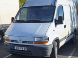 une camionnette blanche garée dans un parking