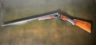 un fusil posé sur une table
